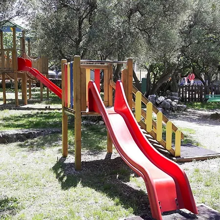 Mobile Homes In Camp Kovacine, Cres, With Long Pebble קרס
